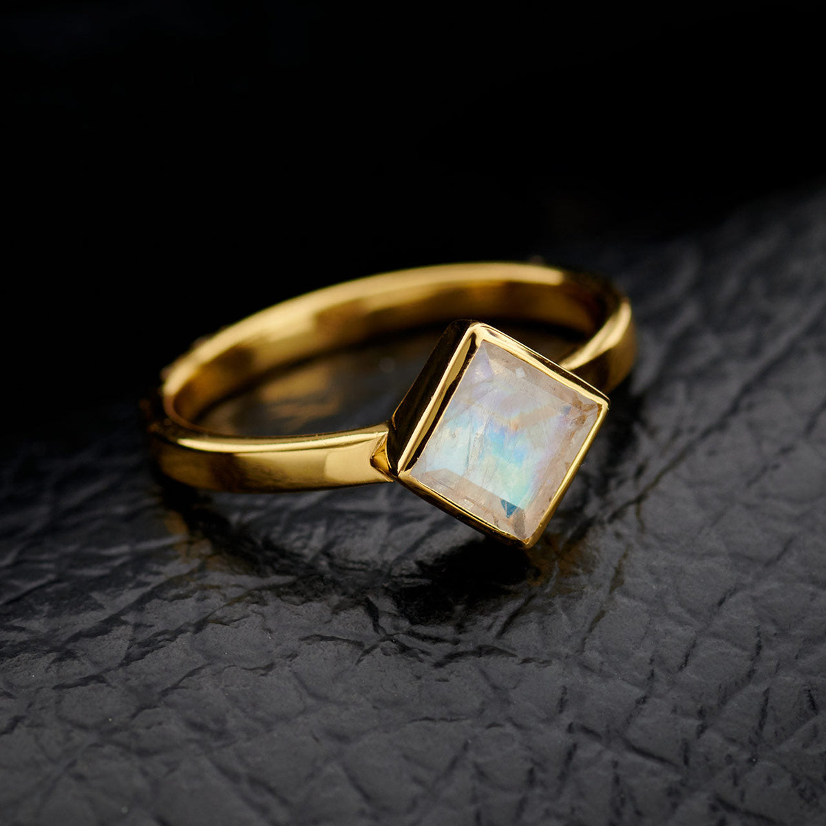 Square-cut moonstone ring in 18K Everyday Gold