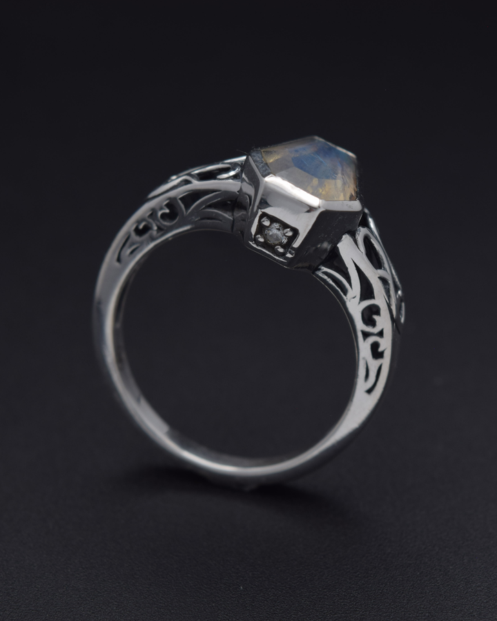 Coffin-cut moonstone ring in fine silver