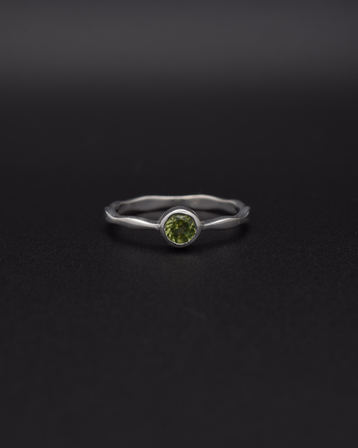 Silvaria Peridot Wavy Ring