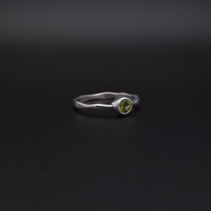 Silvaria Peridot Wavy Ring