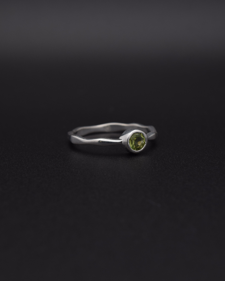 Silvaria Peridot Wavy Ring