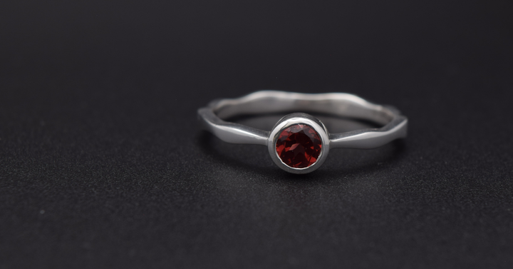 Silvaria Garnet Wavy Ring