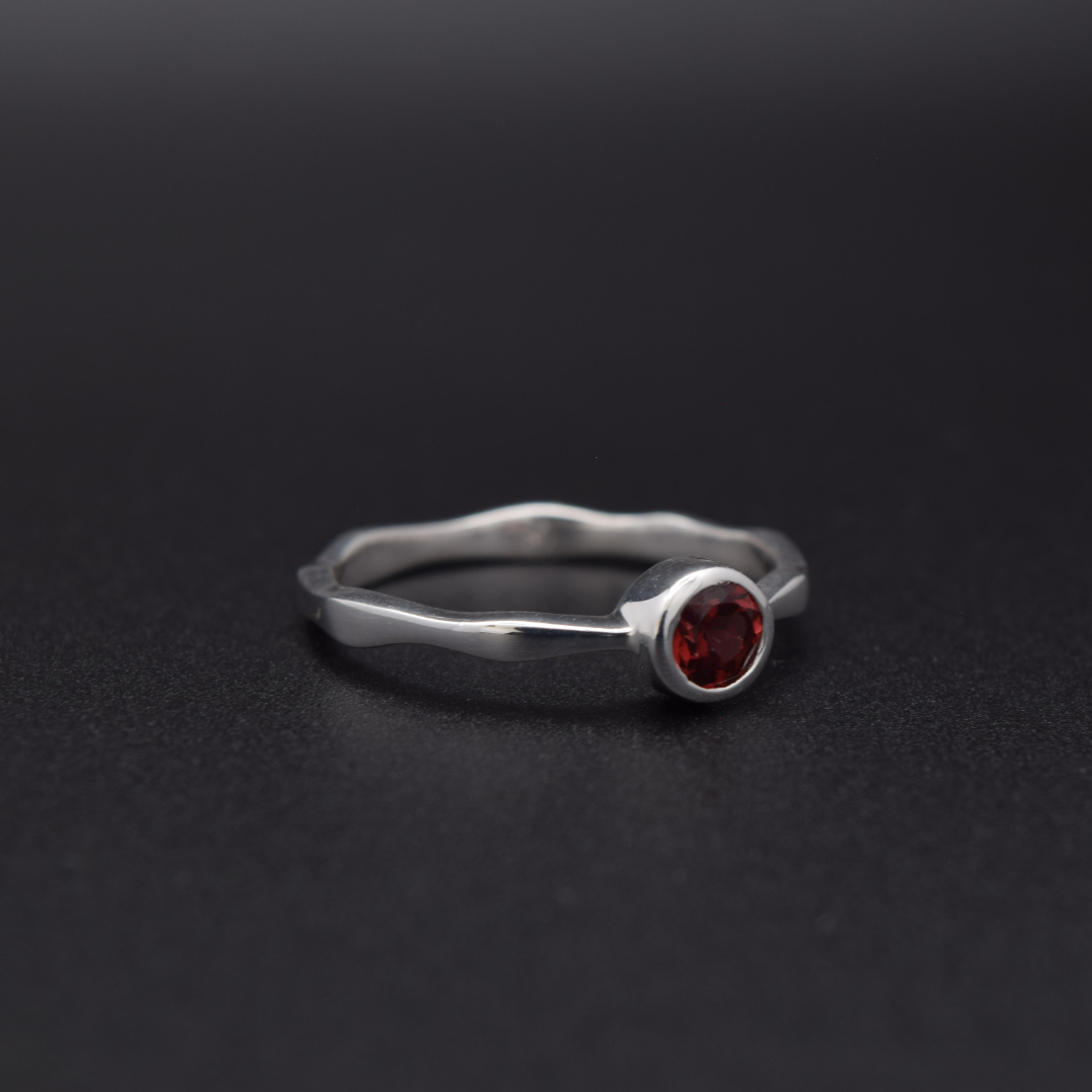 Silvaria Garnet Wavy Ring