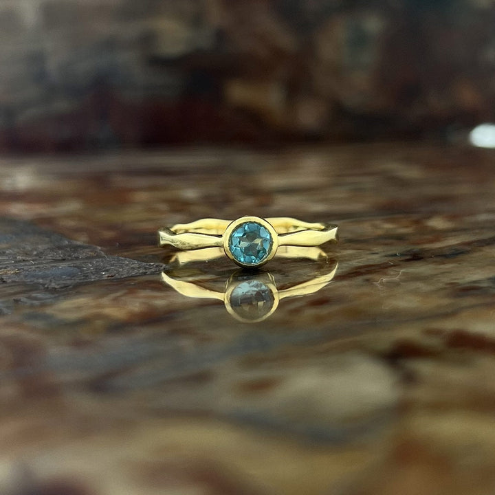 Neon Blue Apatite 18K Vermeil Gold Stackable Wavy Ring