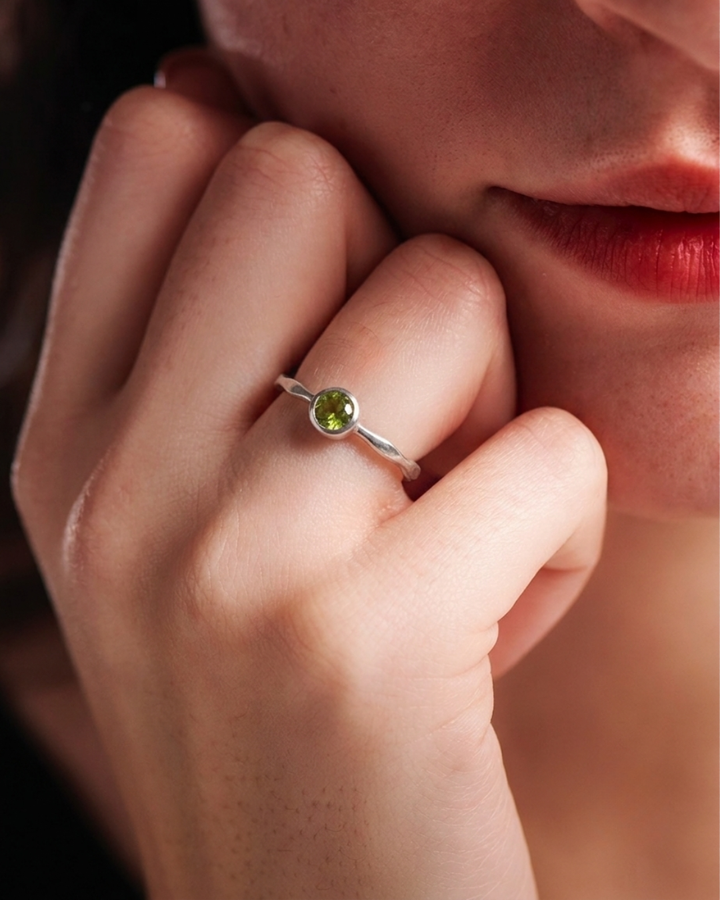Silvaria Peridot Wavy Ring